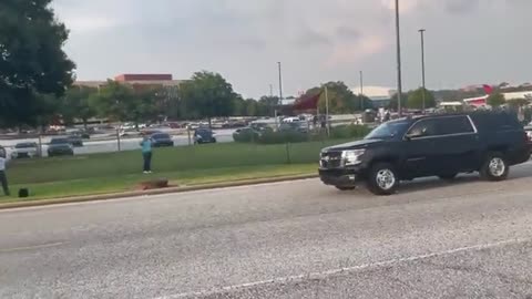 CitizenFreePres - Trump motorcade headed to the Fulton County Jail.