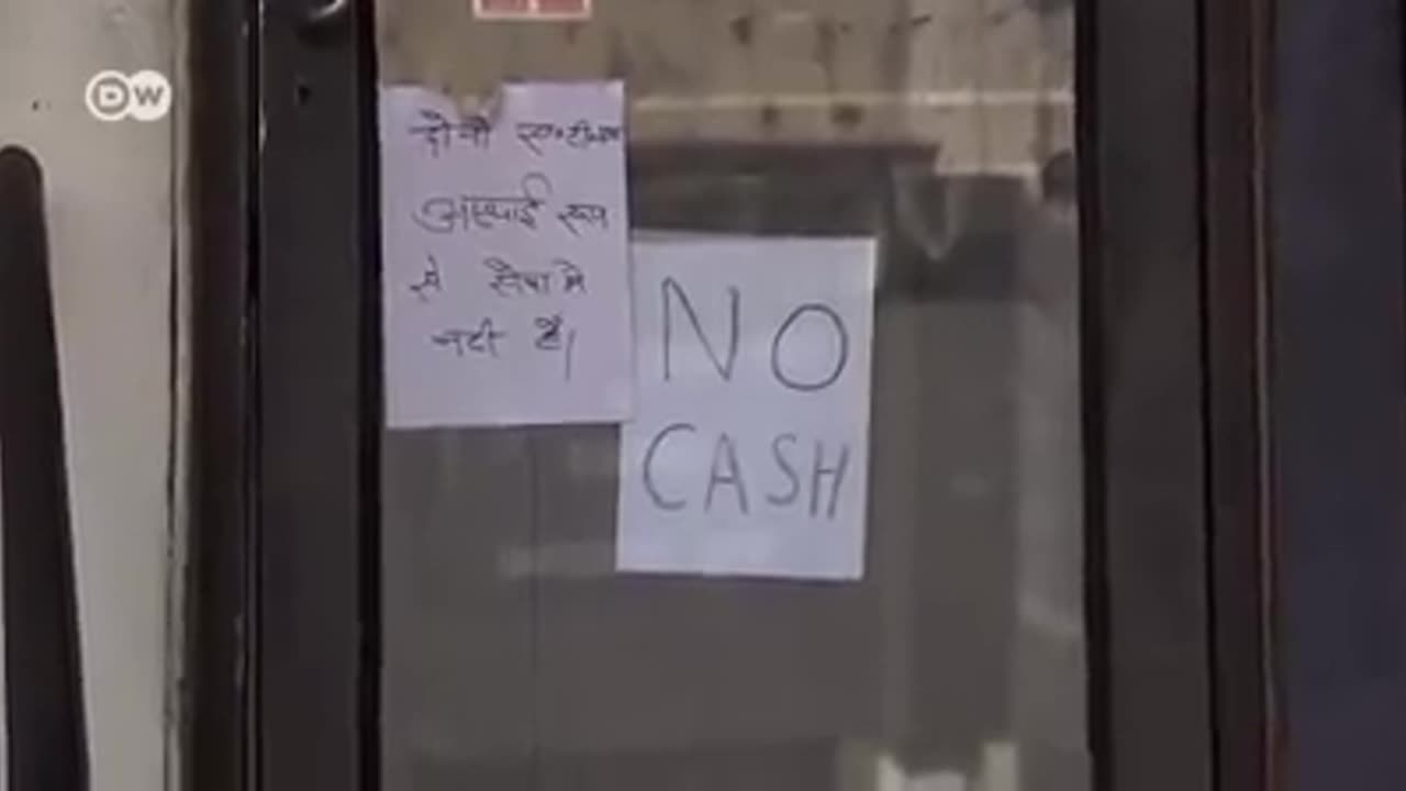 Buscan eliminar el efectivo // Clip 1