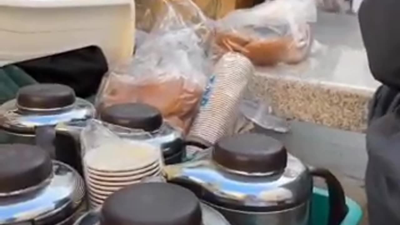 اربعين عام و هو يوزع التمر مجانا في المدينة المنورة