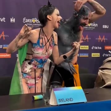 Τα απόκοσμα ουρλιαχτά και σύμβολα τραγουδίστριας με τη «δαιμονική μορφή» !!