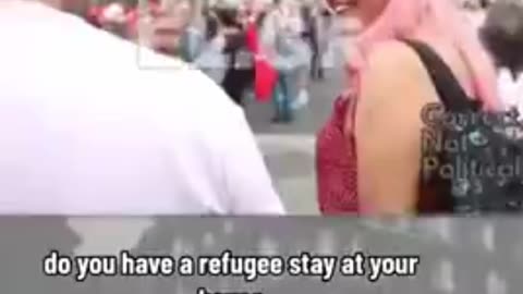 Διαδηλώνουν υπέρ των προσφύγων αλλά… δείτε τι λένε όταν τους ρωτούν αν θα τους έπαιρναν σπίτι τους