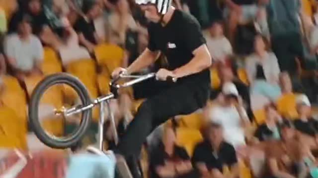 The concentration and skill to pull this off 😮 (rwillyofficialIG) #bmx #bigair #nodaysoff