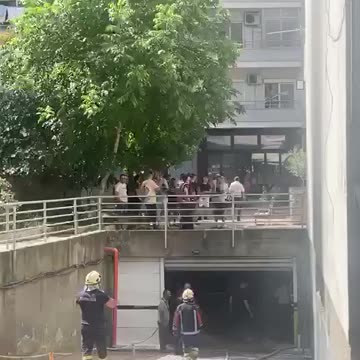 Zjarri përfshin parkingun e një pallati në Unazën e Re në Tiranë, digjen disa mjete