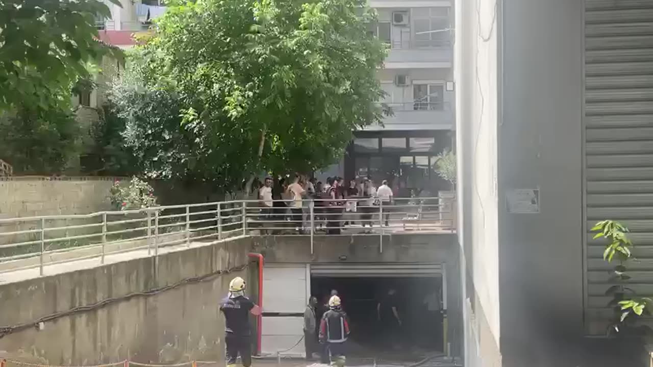 Zjarri përfshin parkingun e një pallati në Unazën e Re në Tiranë, digjen disa mjete