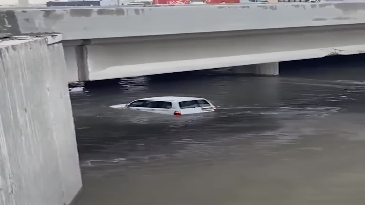 The sanctuary is suffering! Floods in Mecca, Saudi Arabia. It rains at the Great Mosque.