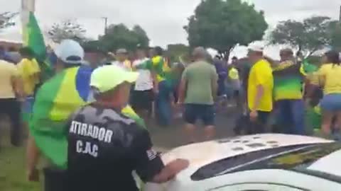 Apoiador do Ex-Presid... Lula avançando contra as pessoas que protestavam