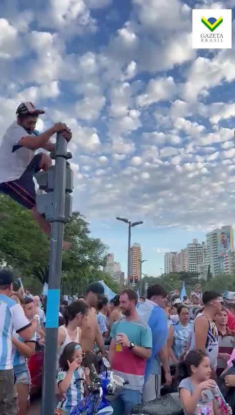 Compilado de vídeos de argentinos se ferrando durante comemoração do título