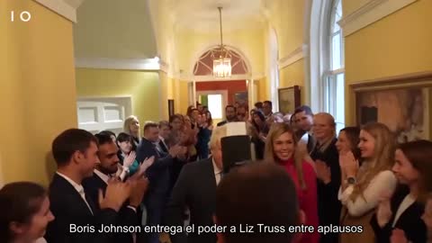 Boris Johnson, al entregar el poder a Liz Truss, sale de la residencia del jefe de gobierno en el n