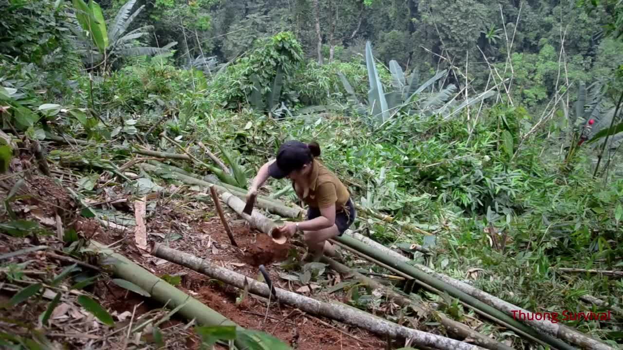 Making Rafts to Fight Crocodiles - Slip and Fall into the Lake/ Bushcraft & Survival P.2