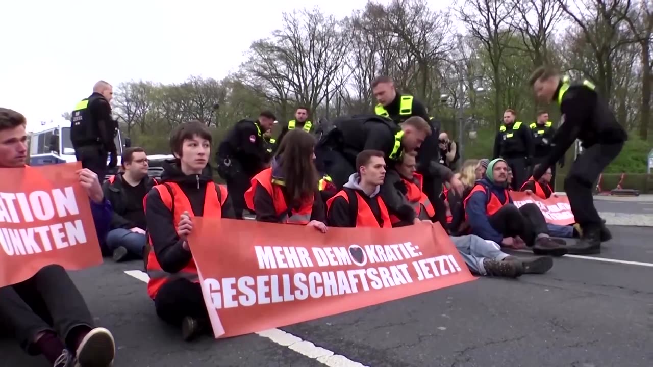 Climate protesters block traffic in Berlin