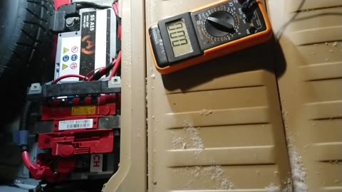 How to test battery voltage on the BMW X5 E70 ?