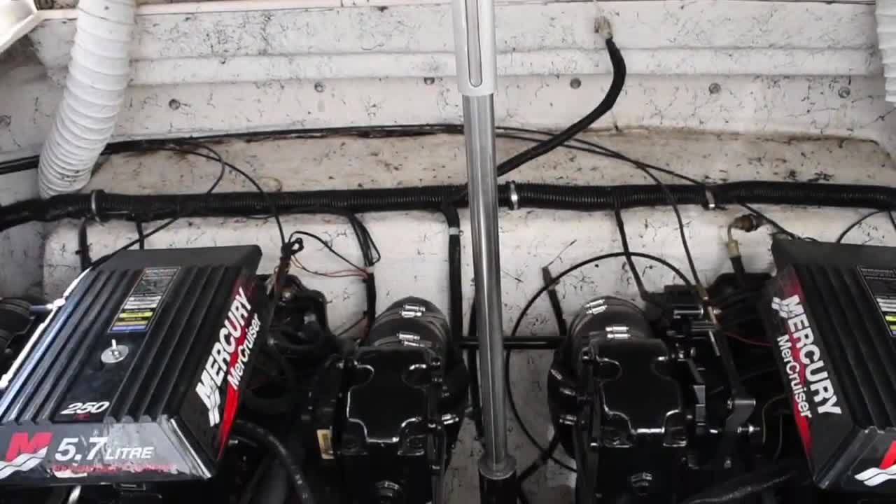 2002 Rinker 310 Fiesta Vee