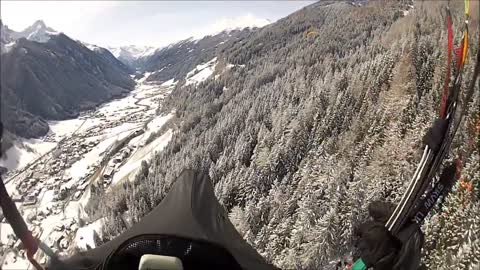 Esquiador anda en parapente a través de las nubes y el resultado es impactante