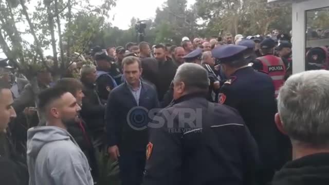 VIDEO/ Nuk i lejuan të vendosnin pankartën