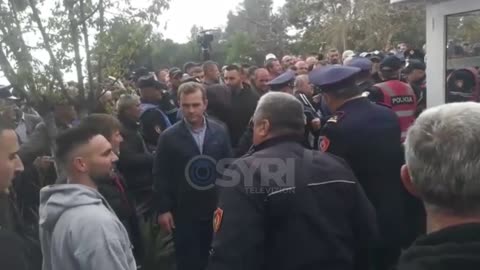 VIDEO/ Nuk i lejuan të vendosnin pankartën