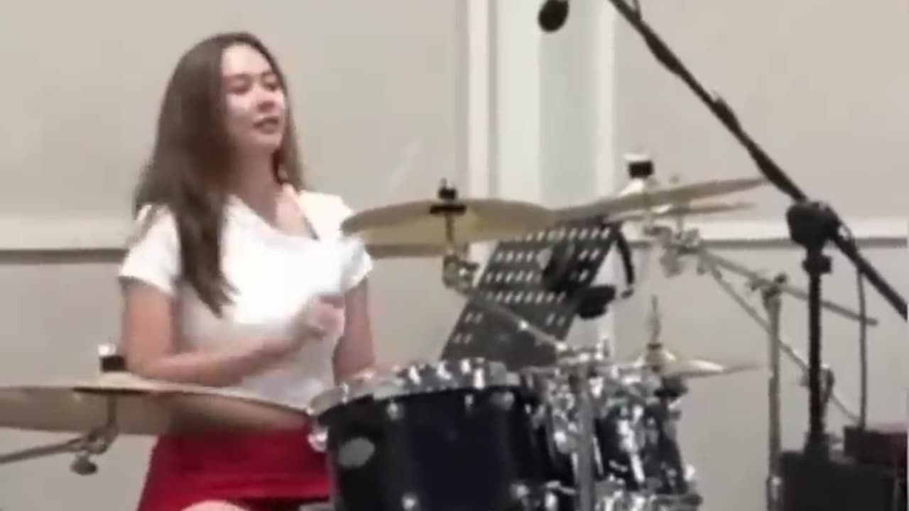 Aura Kasih main Drum Asik Banget, Itunya Cenat Cemnut