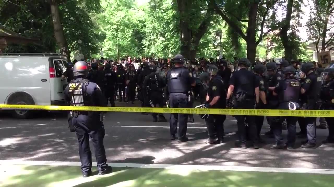 June 4 2017 Portland 1.8 Antifa get told to leave by police due to criminal activity