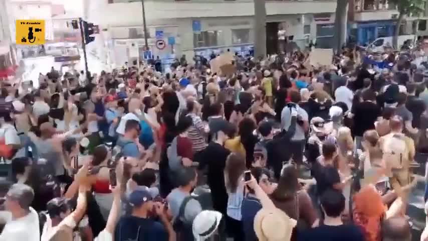 ワクチンパスポートに反対する抗議活動の様子