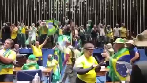 BRAZIL 🇧🇷 Federal Police helicopter is seen dropping tear gas bombs towards protesters.