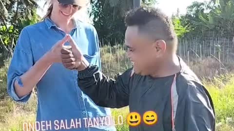 Orang Padang bertanya kepada bule