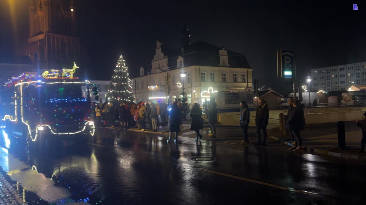 Demmin - die 4. Lichterparade passiert den Marktplatz 15-12-2024