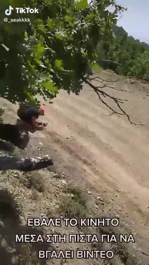 ΕΒΑΛΕ ΤΟ ΚΙΝΗΤΟ ΜΕΣΑ ΣΤΗΝ ΠΙΣΤΑ Γ ΝΑ ΒΓΑΛΕΙ ΒΙΝΤΕΟ-ΔΕΙΤΕ ΤΙ ΕΓΙΝΕ