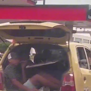 ¡Insólito! Taxi transporta a pasajero en el baúl y con la puerta ‘de par en par’