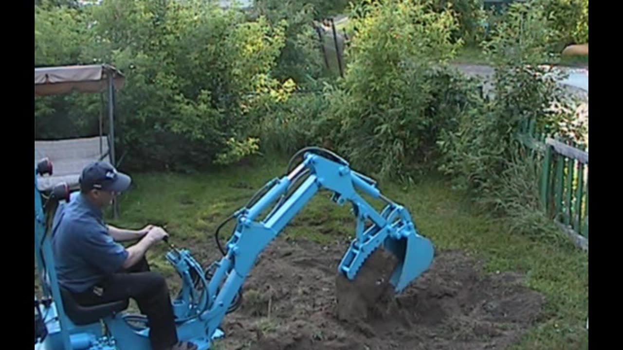 DIY MINI EXCAVATOR DIGGING