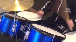 Bryan tocando bateria infantil