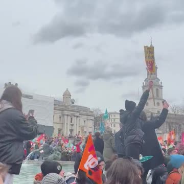 Striking teachers fill London's Trafalgar Square