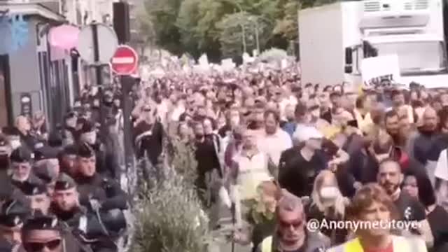 LA POLICÍA DE FRANCIA YA MARCHA CON LOS MANIFESTANTES CONTRA EL PASAPORTE COVID