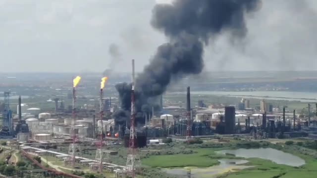 Explosion at Petromidia Oil refinery in Constanta Romania (Breaking News)
