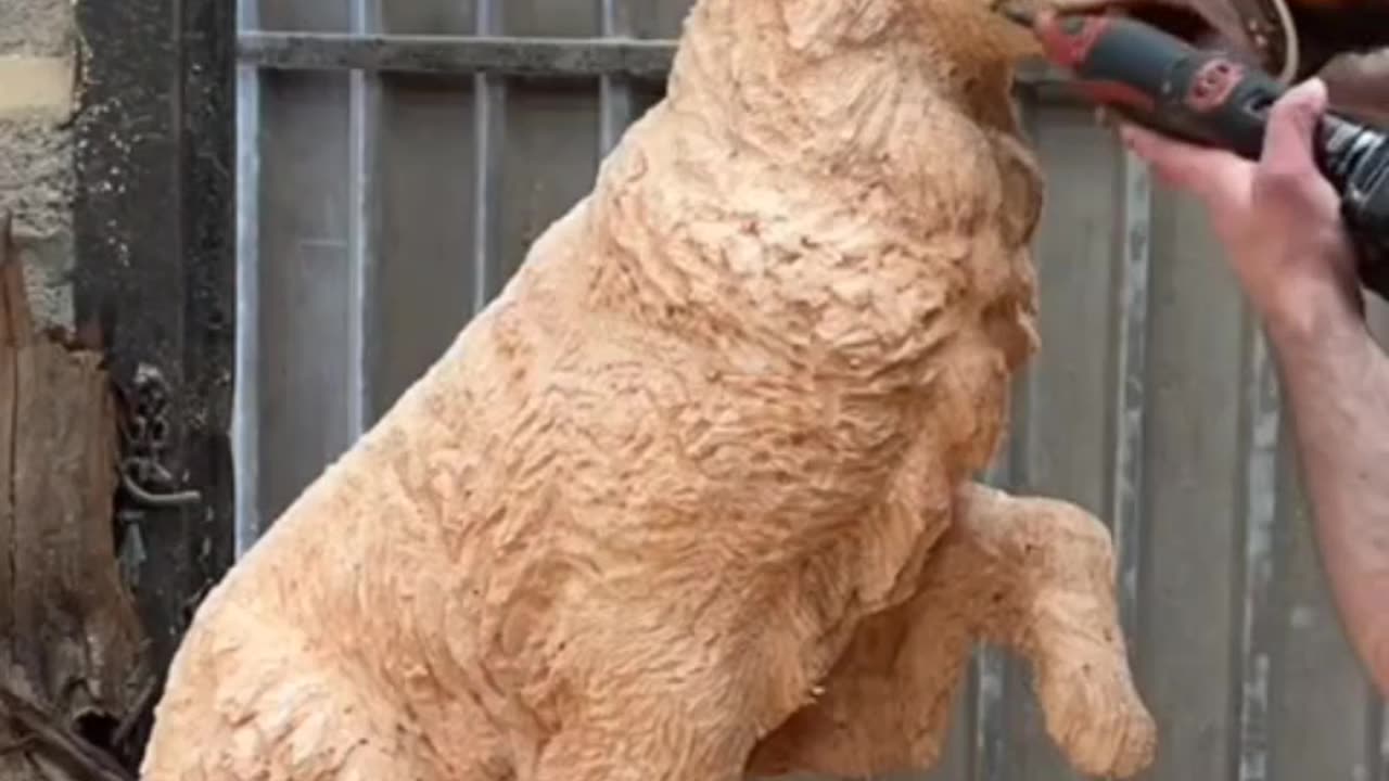 AMAZING 🤩 CREATING A GERMAN SHEPHERD WITH A CHAIN SAW AND TREE BARK