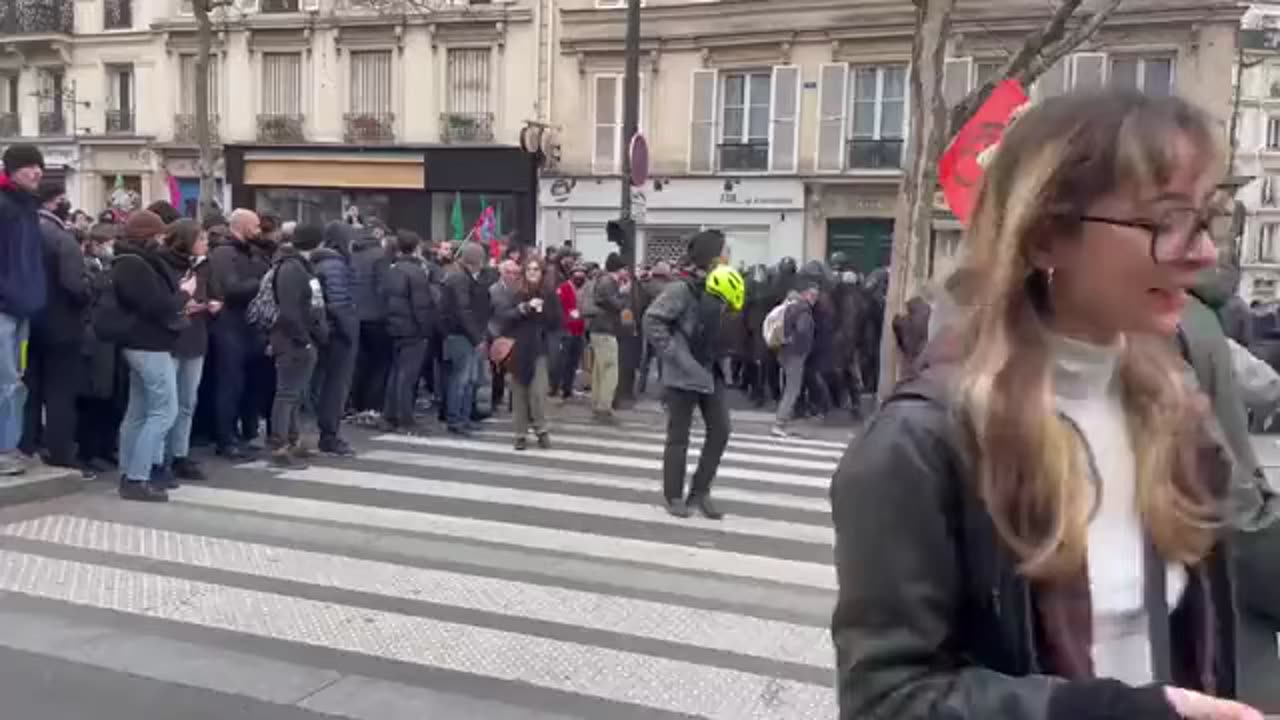 Police attacking peaceful demonstrators in Paris