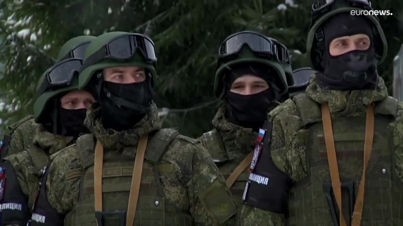 Russos e ucranianos preparam-se para combater na neve