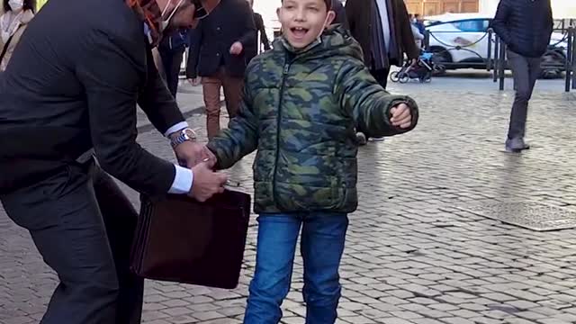 COOL live statue street performance #shorts #streetperformer #streetperfomance #prank #funny
