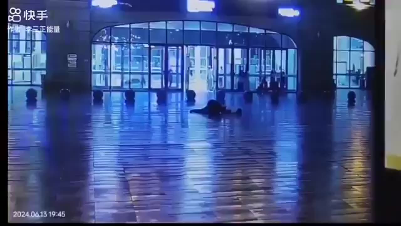 Un hombre en China fue alcanzado por un rayo