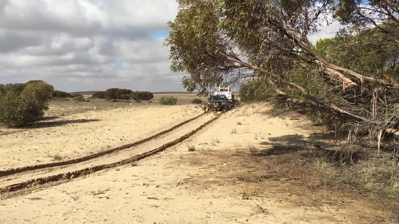 Ford Ranger towing 3.5 t through sand
