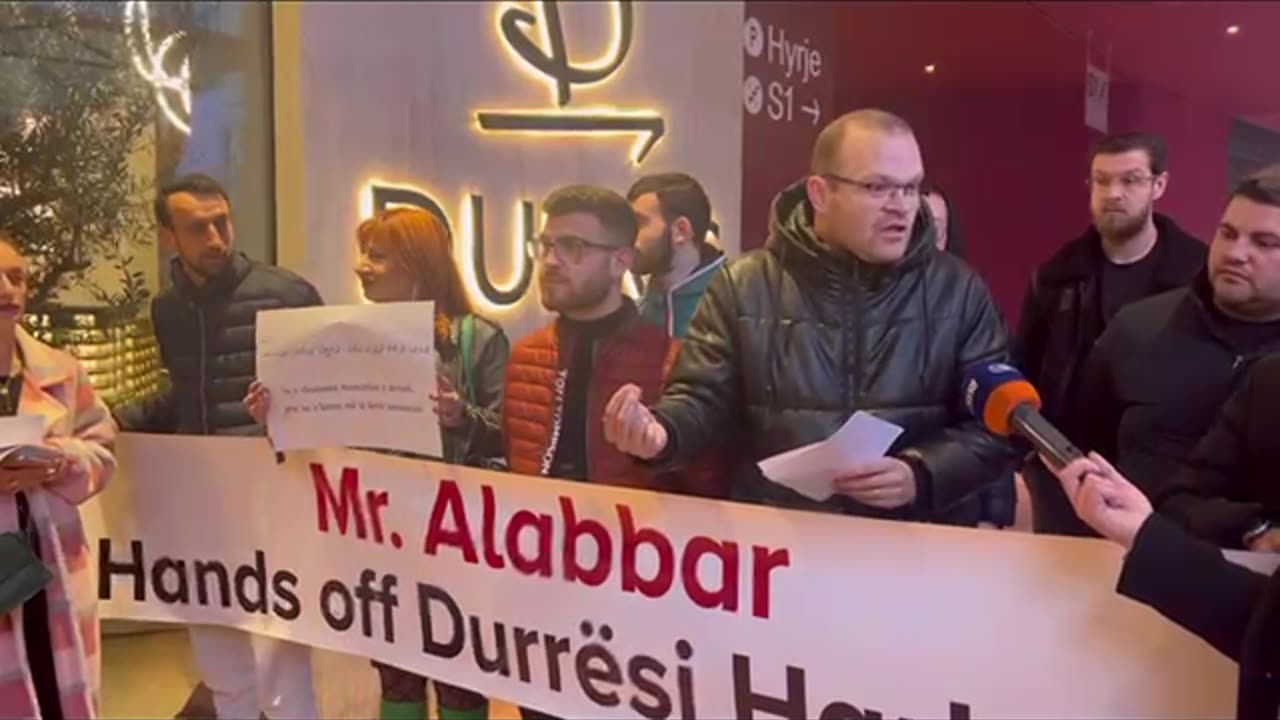 'Larg duart nga Porti i Durrësit'/ Shoqëria Civile protestë para zyrave të Alabbar