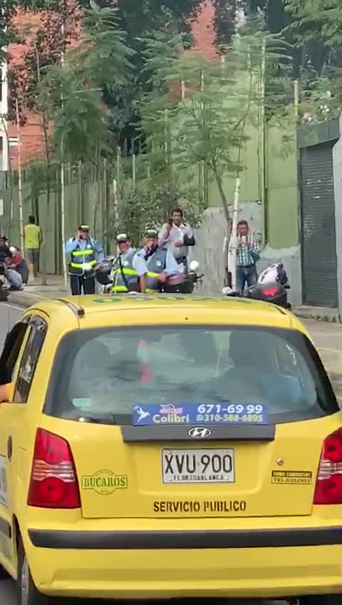 Hombre le prende fuego a su moto en la Quebradaseca