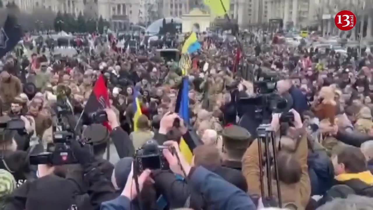 Ukrainian people and officials kneel down to bid farewell to heroic fighter who died in Bakhmut