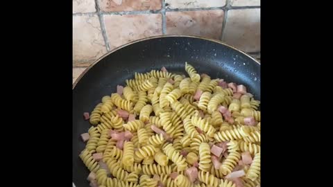 Fusilli con cotto, guanciale e fonduta di gorgonzola