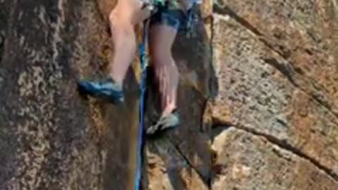 Hamish falls on Carrion Comfort, Frog buttress. #tradclimbing #weekendwhipper #australia