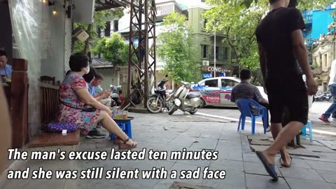 A Vietnamese woman seduced me by crossing her legs when her boyfriend was next to her