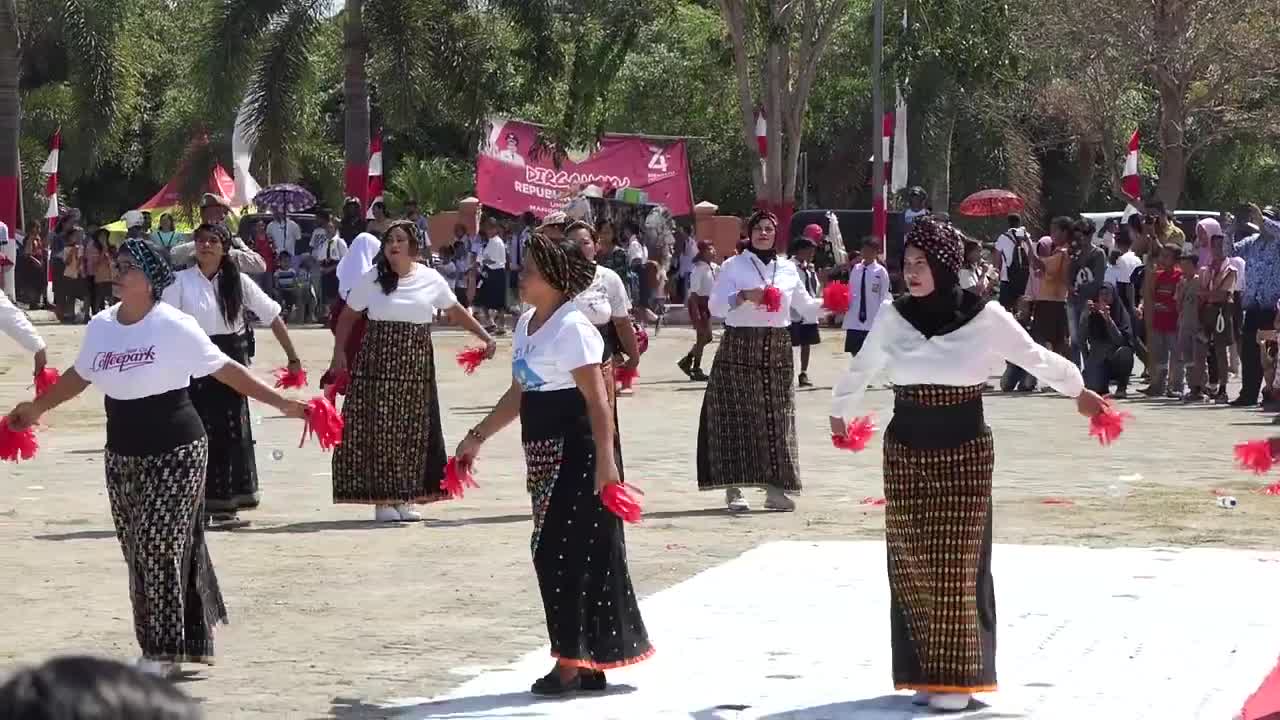 Women dance performance, Flores