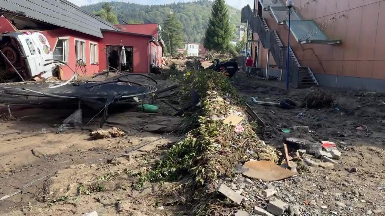 Stronie Śląskie. Samochody powbijane w ściany, zawalone budynki, zniszczone