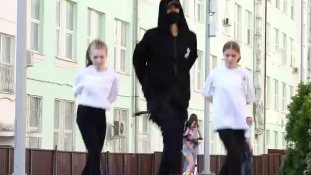 Shuffle dancers