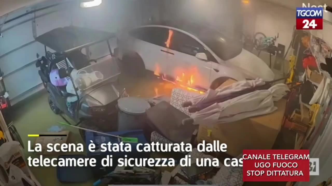 Esplode auto elettrica a causa dell'acqua nel garage.