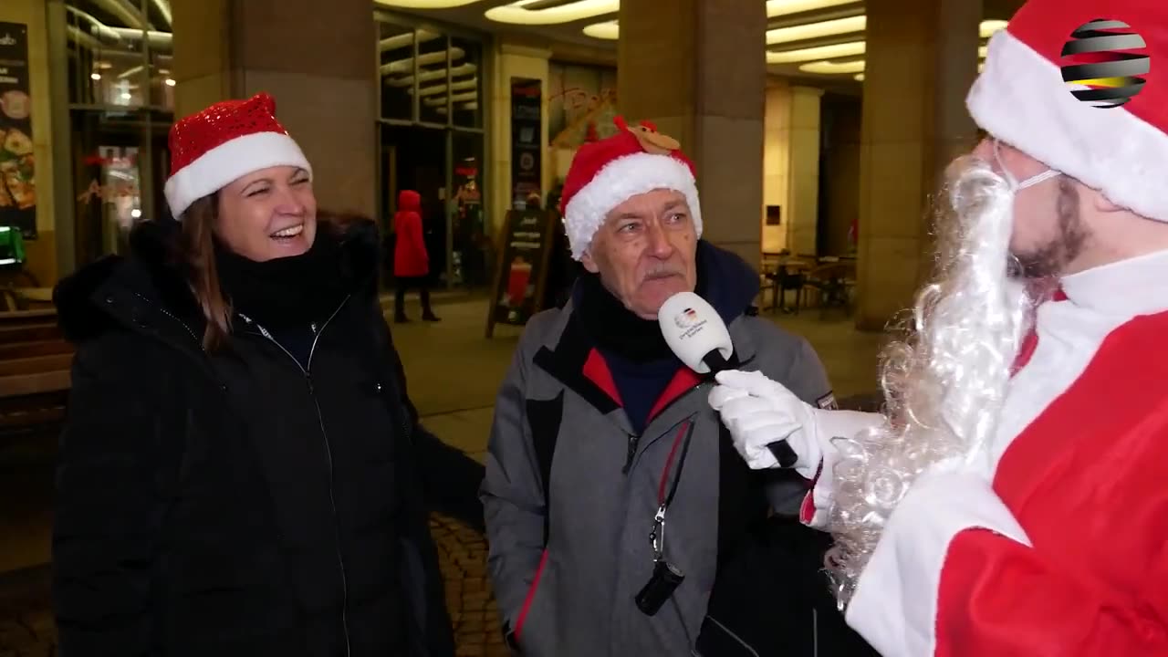 Patriotischer Weihnachtsmann stellt Antifa zur Rede!