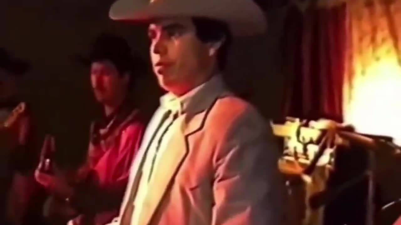 Chalino Sanchez reading the death note handed to him by an audience member